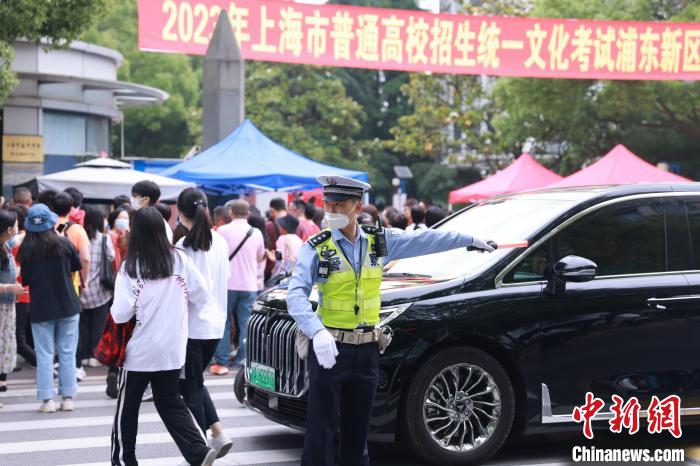 浦东交警在保障高考期间考点周边的交通秩序。　上海市公安局浦东分局 摄