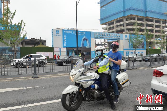 考生忘带准考证，徐汇民警接到求助后开警车帮助其家长回家取准考证，考生准时进入考场。　上海市公安局徐汇分局供图