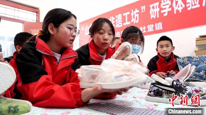 图为菏泽市定陶区杜堂镇学生在“山东手造-非遗工坊”研学基地学习制作手工布鞋。　 马瑾 摄