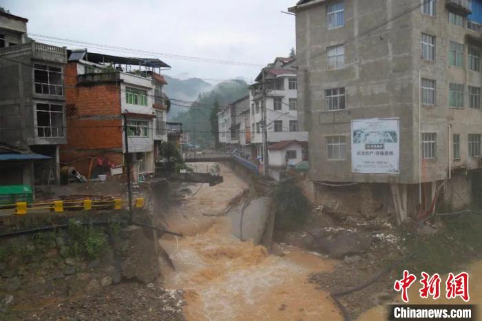 陕西镇巴突发特大暴雨紧急转移安置4533人