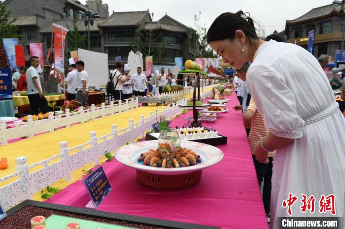 图为美食吸引参观者。　戴文昌 摄