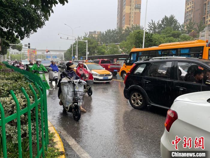 湖北多地降水武汉发布暴雨红色预警