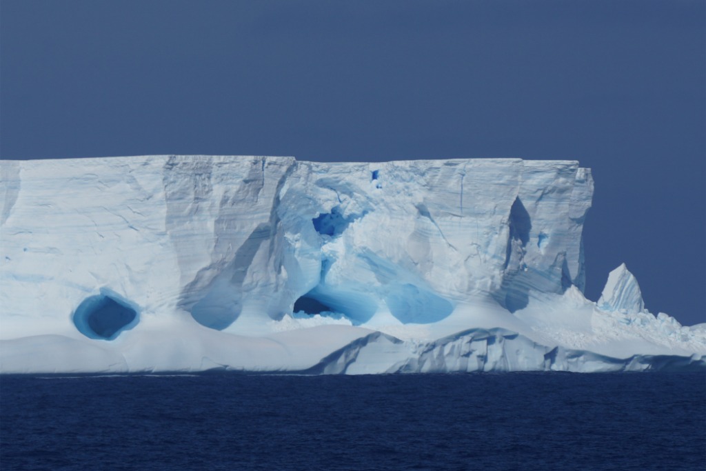 这是2020年2月1日在南极大陆边缘威德尔海拍摄的海上冰山。新华社记者刘诗平摄